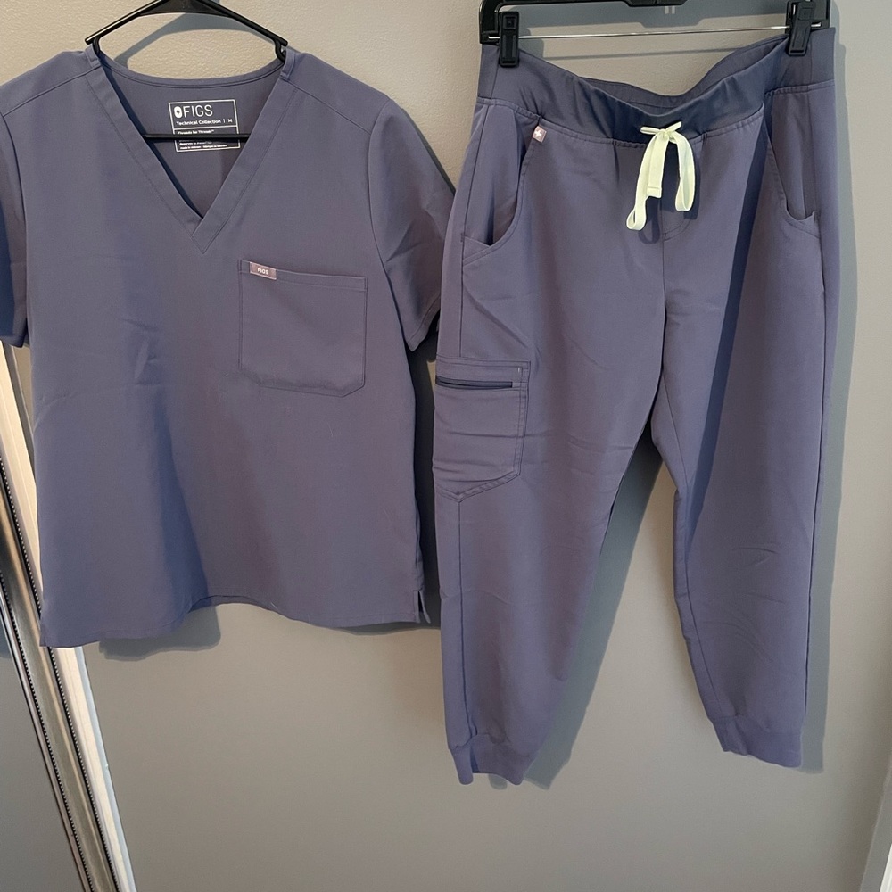 FIGS Catarina one pocket scrub top. Space navy size M